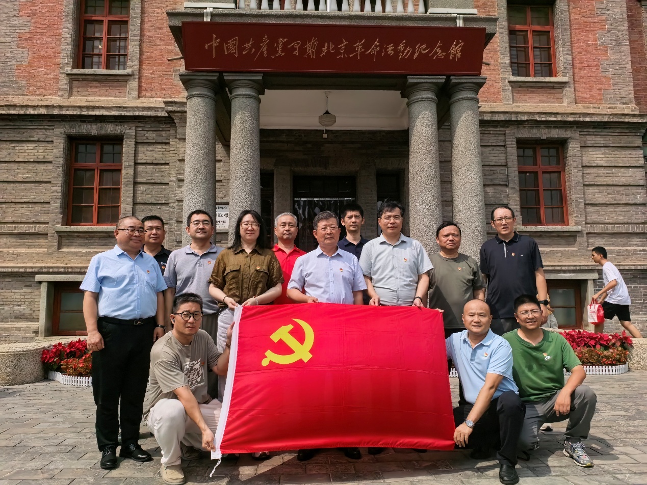 党旗下合影留念